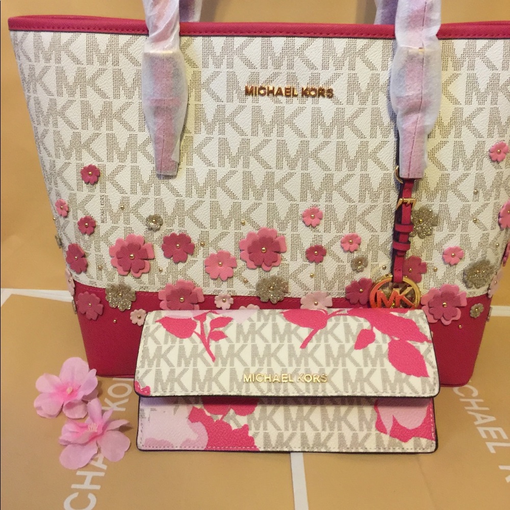 ๐SOLD๐ NEW MICHAEL KORS SET ๐ - Picture 3 of 8